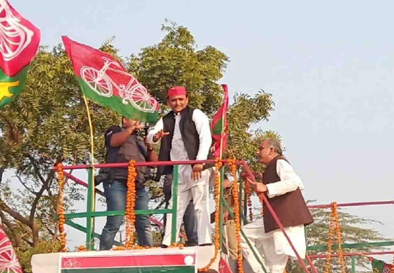 खजांची नाथ के मकान का निरीक्षण करते पूर्व सीएम