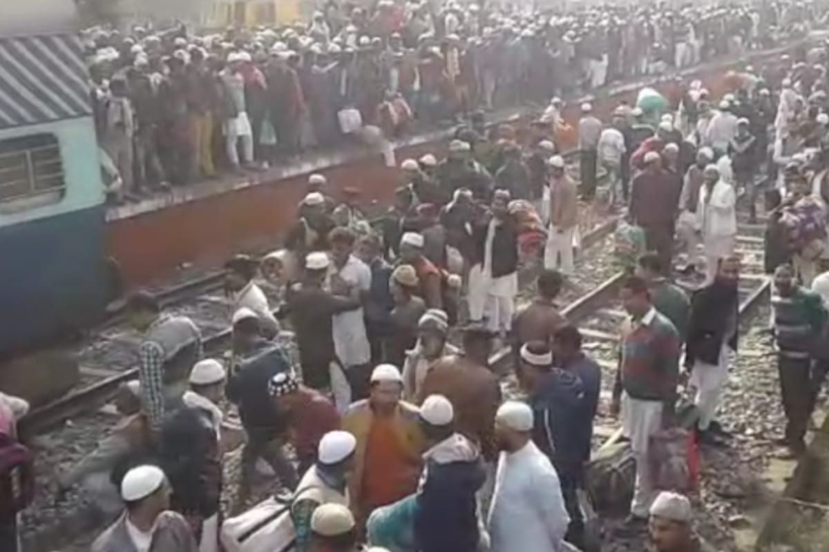 jamati occupy going to Ijtama Ruckus at city station meerut for seat in train