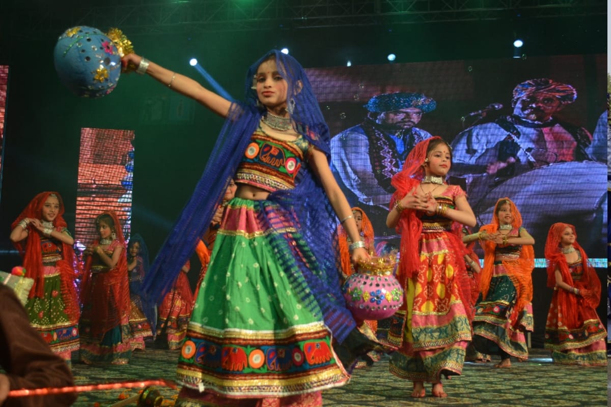 School Children in meerut rocked up the annual festival
