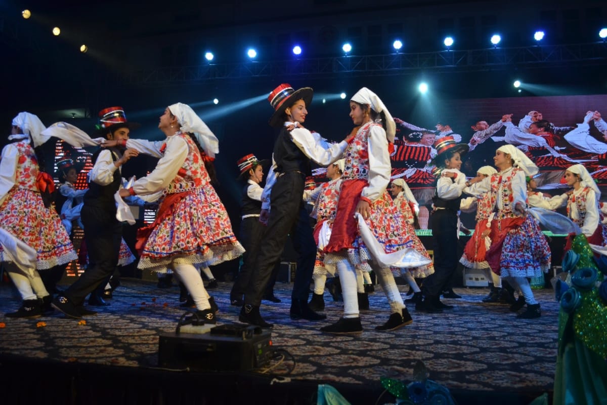 School Children in meerut rocked up the annual festival