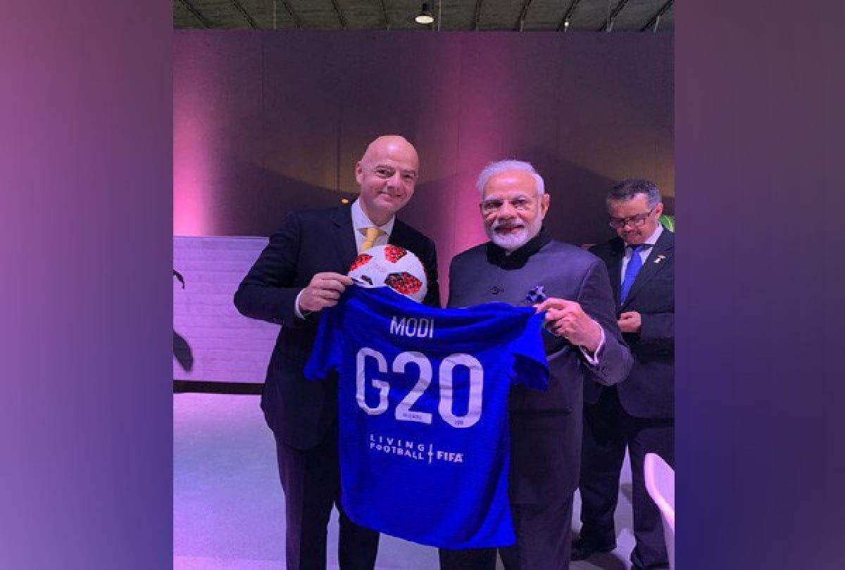 fifa president Gianni Infantino gifted fifa specialty football jersey to PM Modi