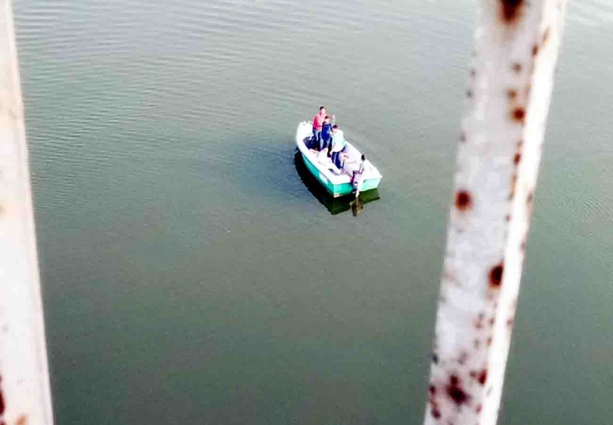 youngman jumped into chambal river after seeing tet answersheet