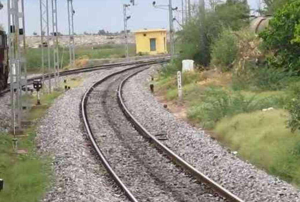 trains on aishbagh to sitapur route.