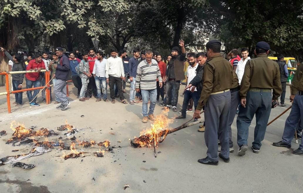 BHU students burnt chief procter effigy in campus
