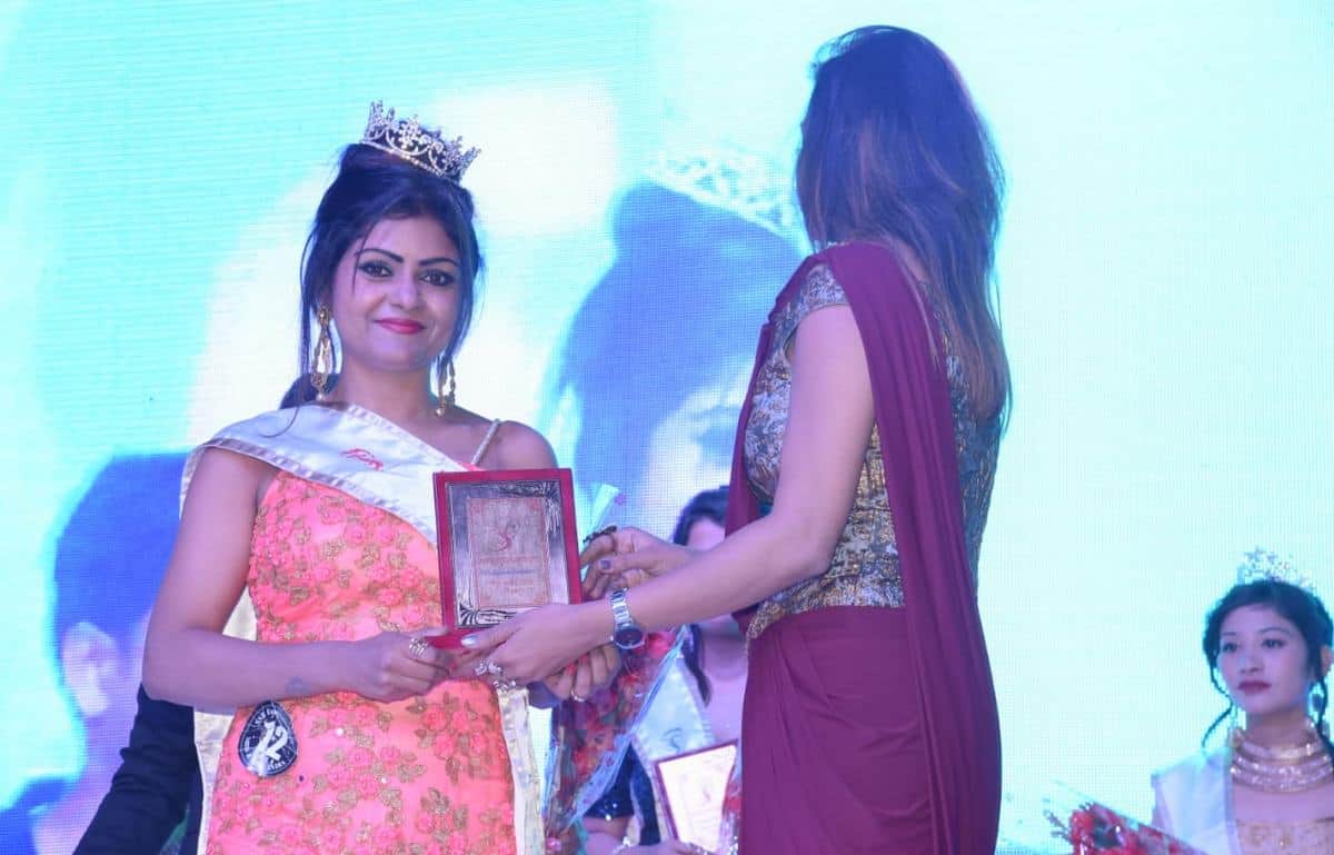 Varanasi two daughter in law become mrs india 2018 title