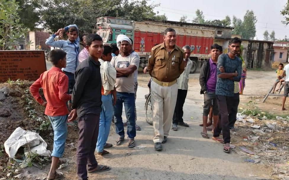 Firing in azamgarh and three people injured