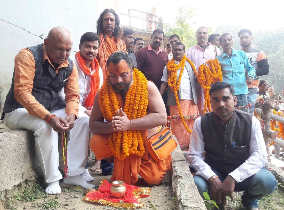 Swami paramhans take soil and went ayodhya from bhadohi