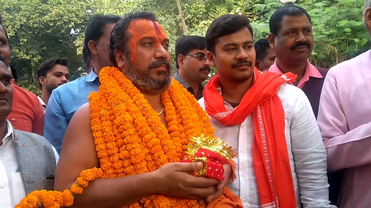 Swami paramhans take soil and went ayodhya from bhadohi