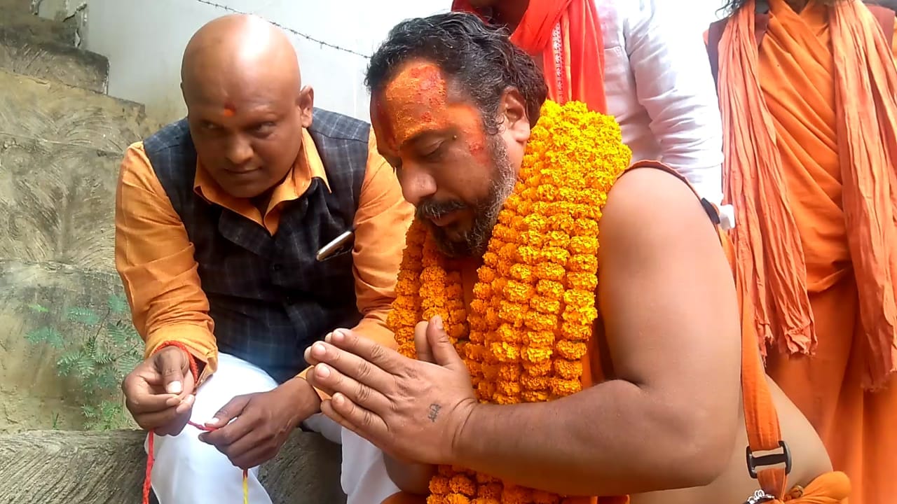 Swami paramhans take soil and went ayodhya from bhadohi