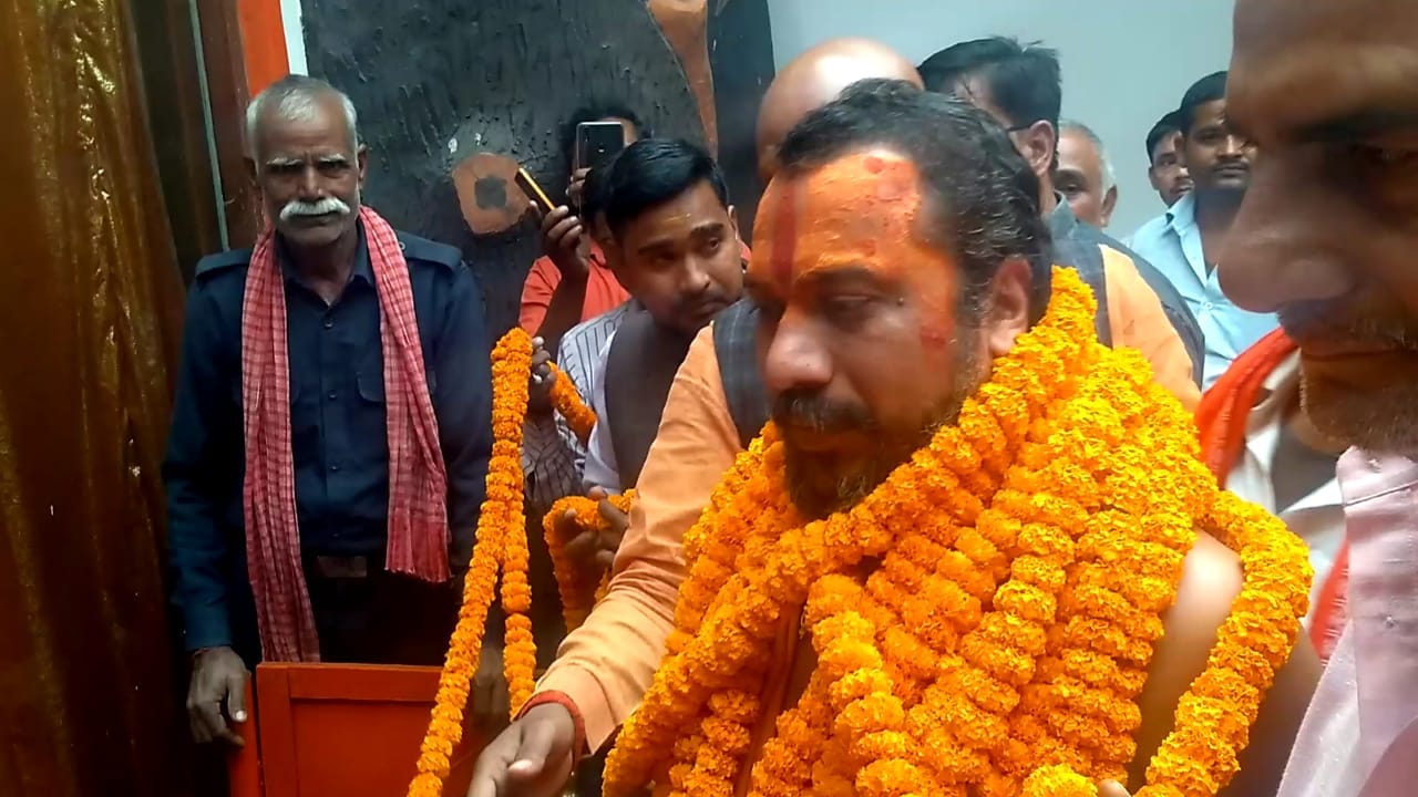 Swami paramhans take soil and went ayodhya from bhadohi