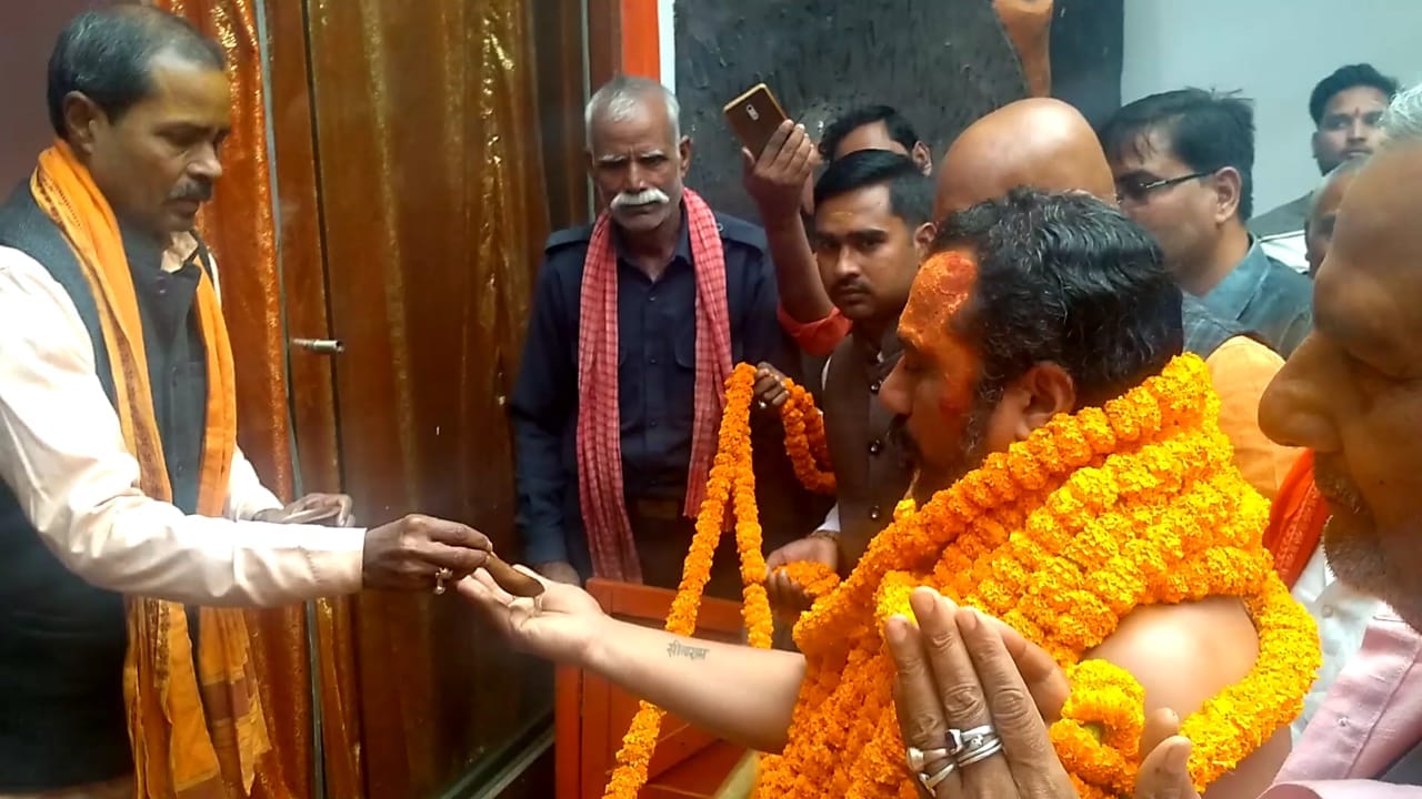 Swami paramhans take soil and went ayodhya from bhadohi