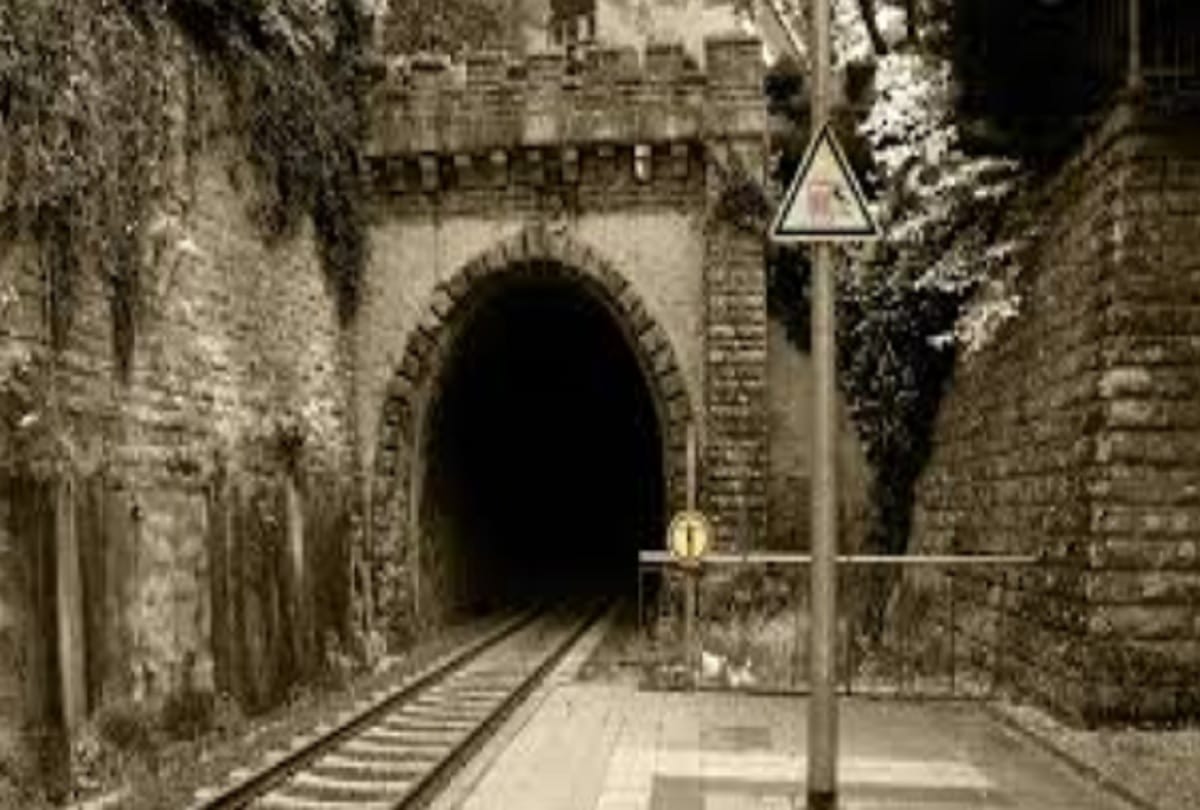 mysterious story when a train entered Into the tunnel disappeared mysteriously