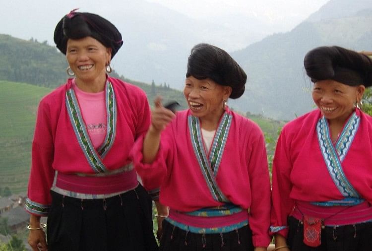 यहां इस तरह महिलाओं की उम्र का लगाते हैं पता, पतियों के सामने ही ये काम  करने की है अनुमति - China Red Yao Hill Tribe Long Hair Care Secret Chinese  Red