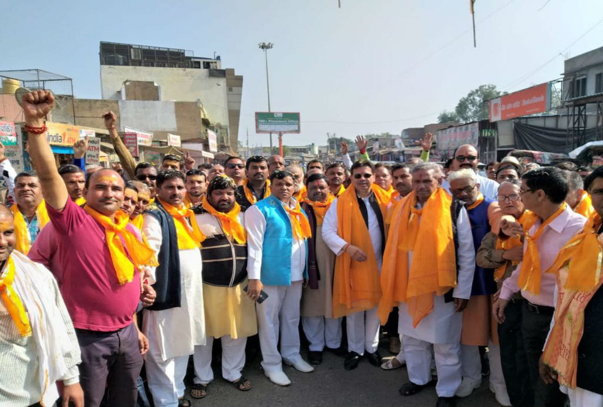 teerth purohit protest against broken aarti site of danghati temple in govardhan
