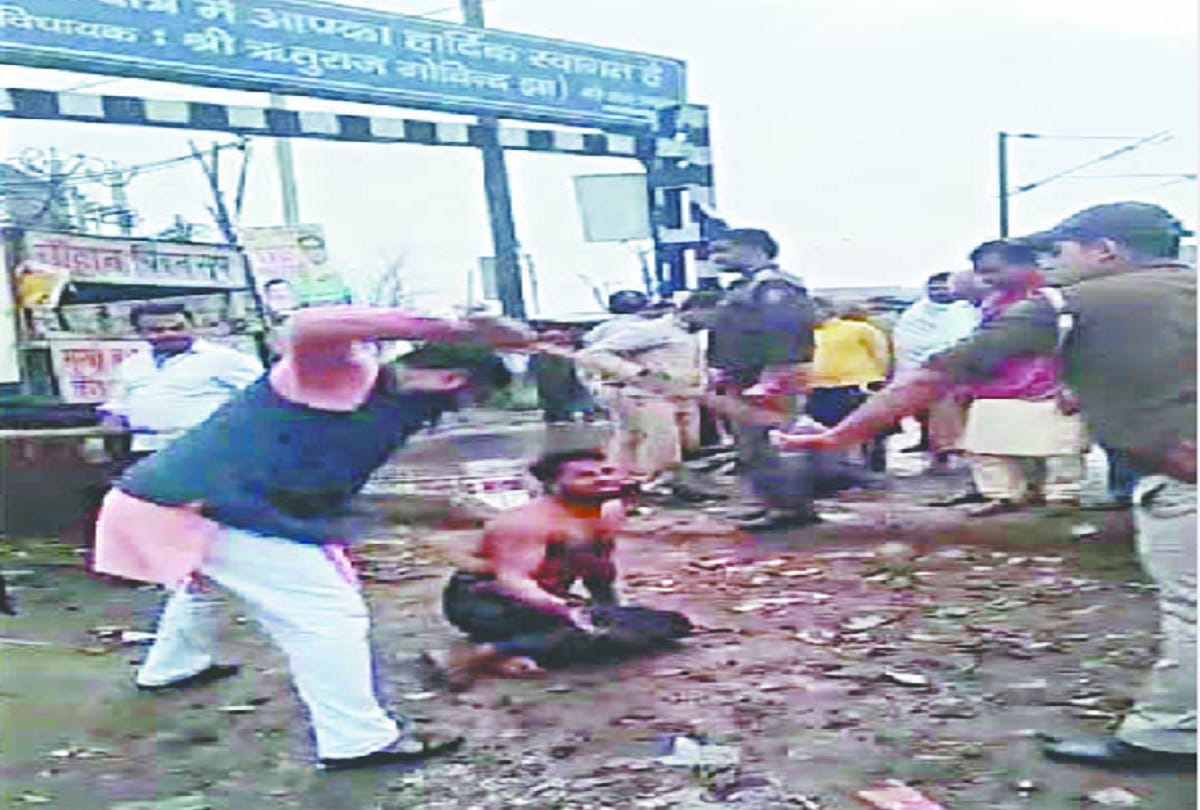 Delhi Aap Leader beaten young man with stick video viral