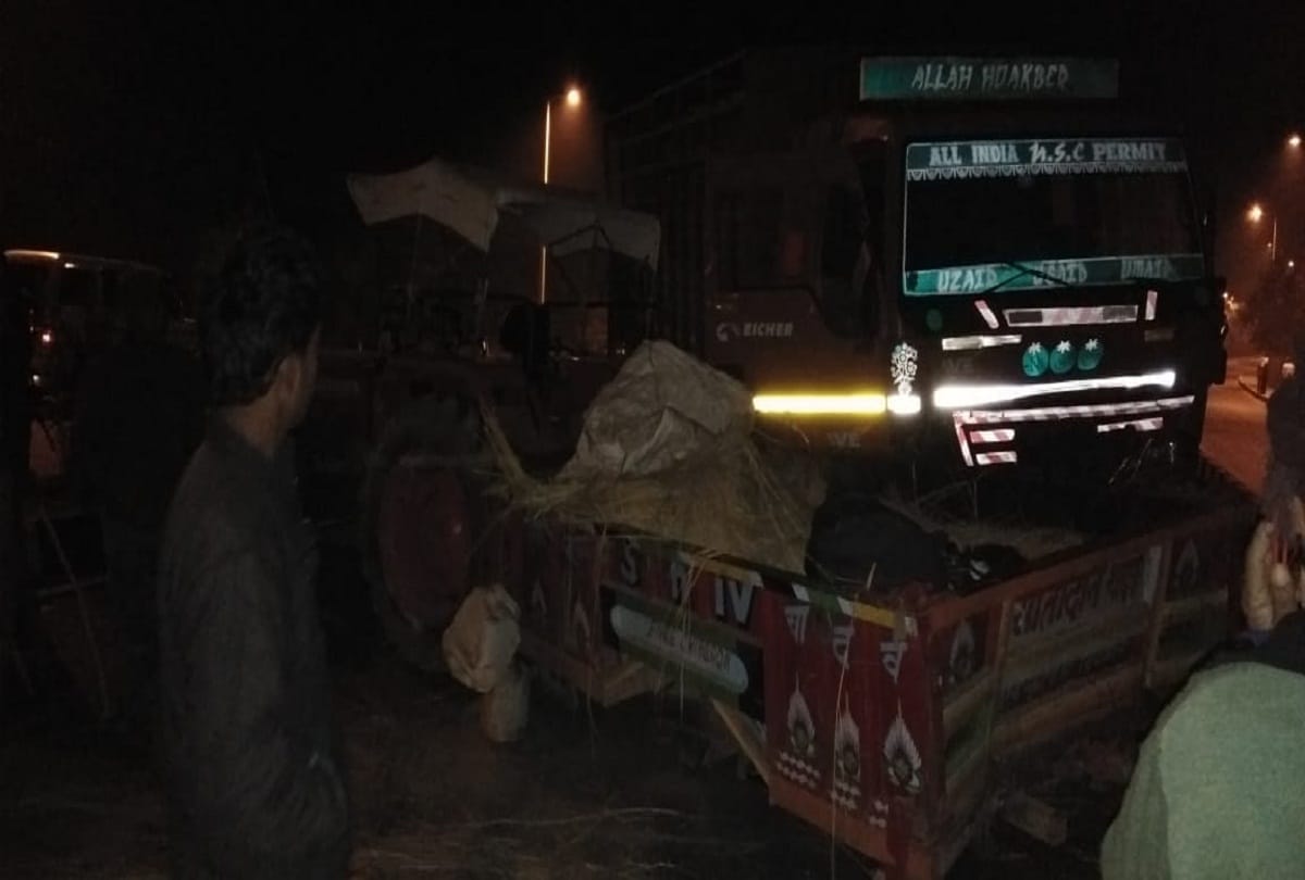 Road accident in jhansi, collision between two vehicle