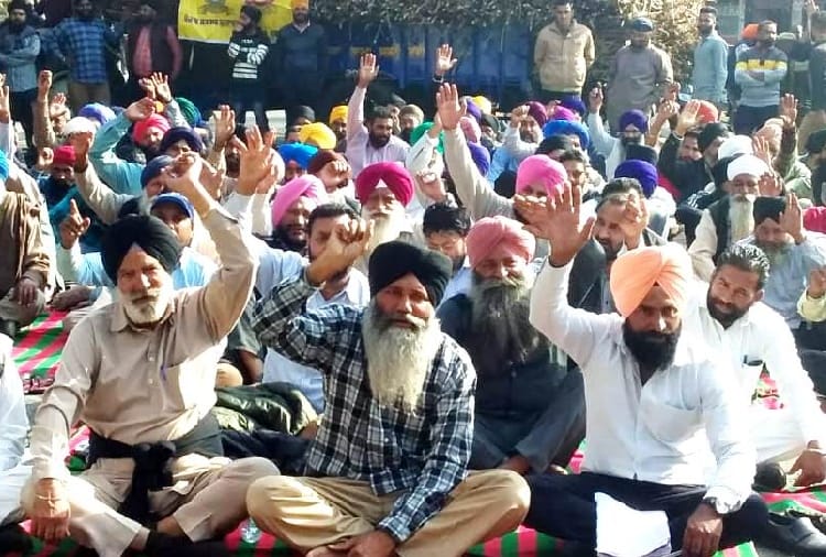 Farmers sitting on strike in Hoshiarpur of punjab