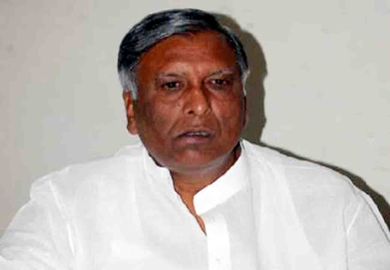 Former Cabinet Minister Shiv Kumar Beria  expelled from Samajwadi Party for six years