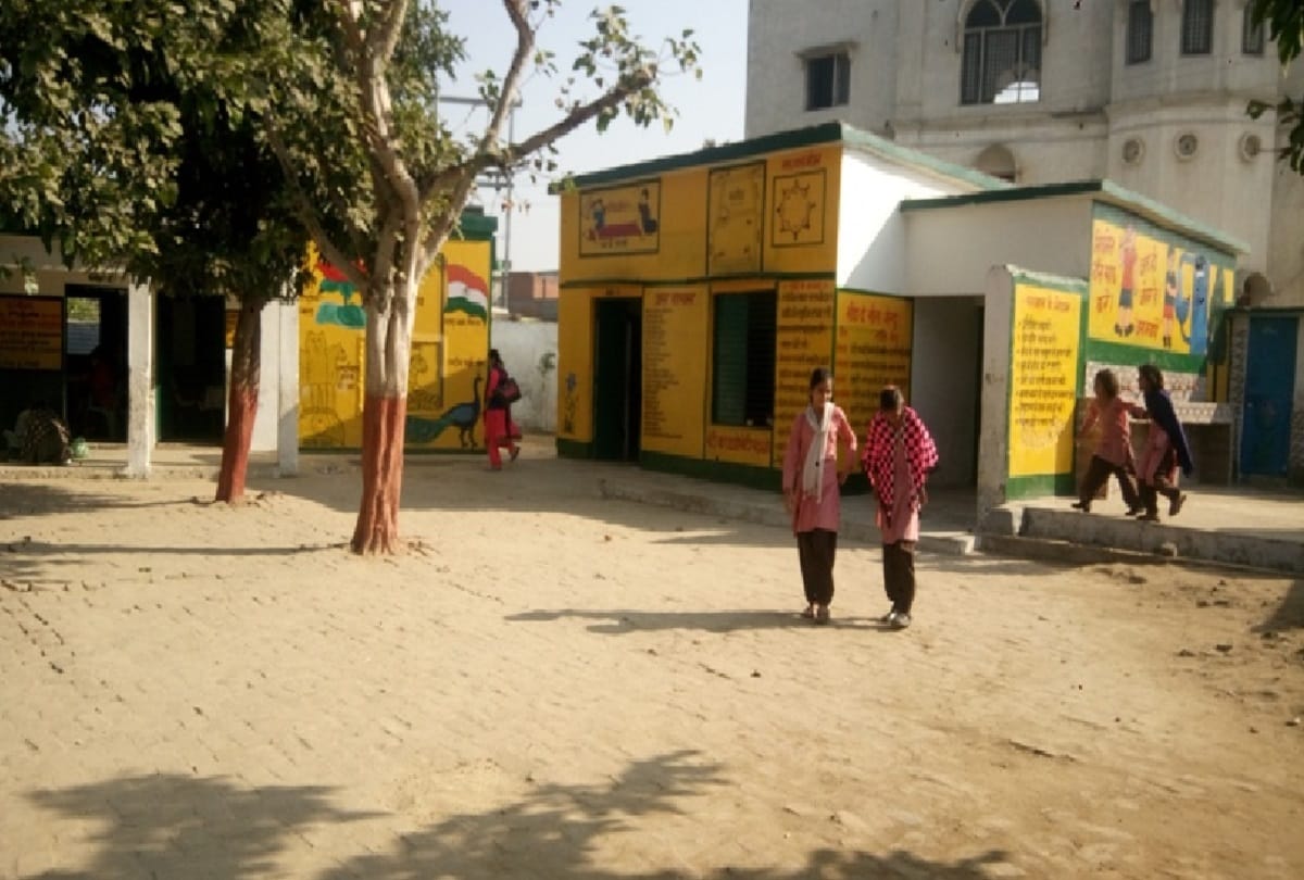 Meerut, Kids in primary schools of Western UP are not getting food and book