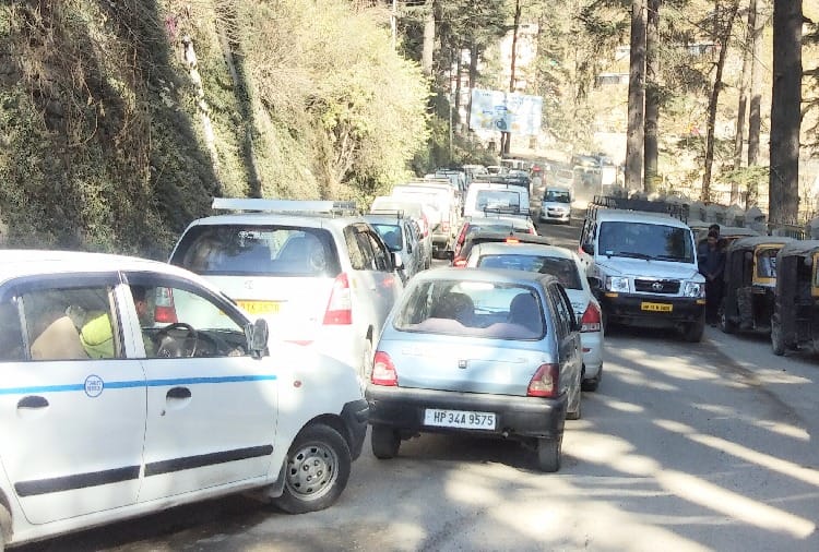 क्लाथ से मनाली तक लग रहा जाम