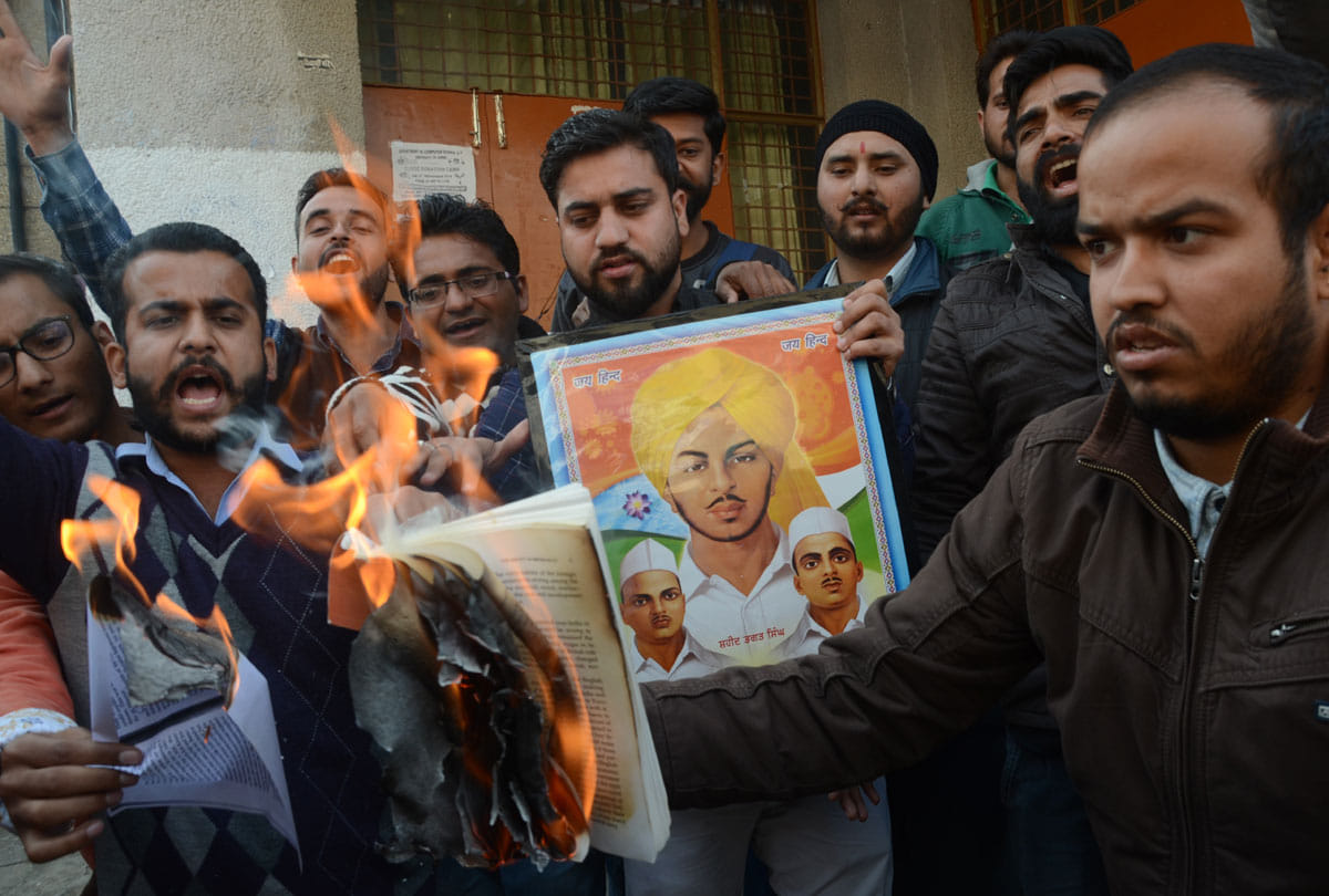 jammu university students burnt book in protest against professor dr mohd tajuddin