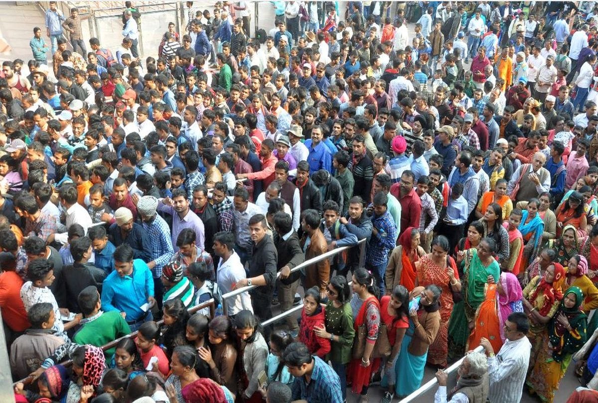 huge crowd gathered for see the taj mahal