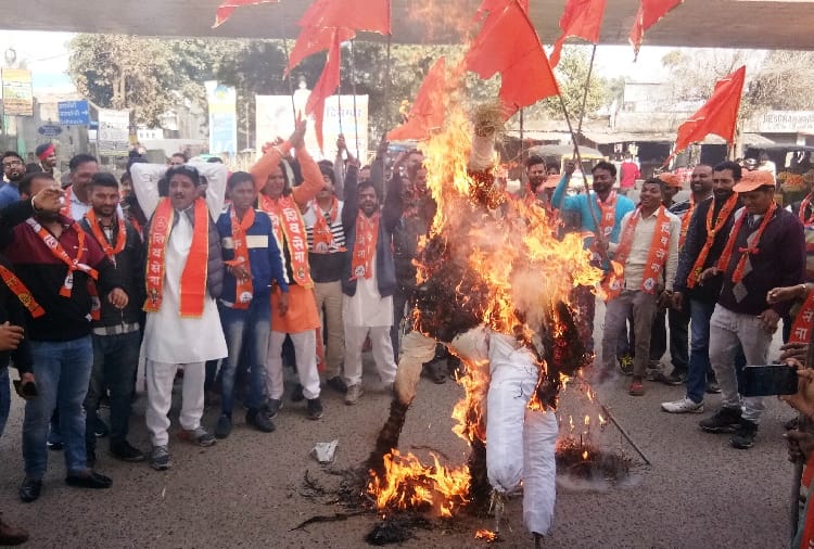 Shiv Sena burnt effigy of Navjot Singh Sidhu in pathankot and jalandhar