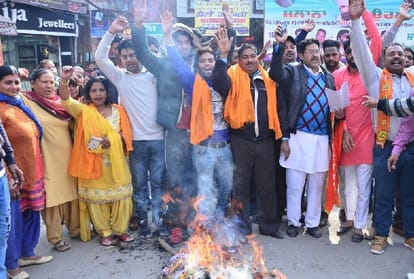 Shiv Sena burnt effigy of Navjot Singh Sidhu in pathankot and jalandhar