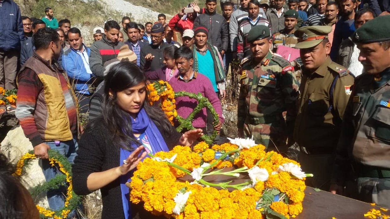 DM Swati Bhadauria Unconscious During Martyr Surjit Funeral in gopeshwar