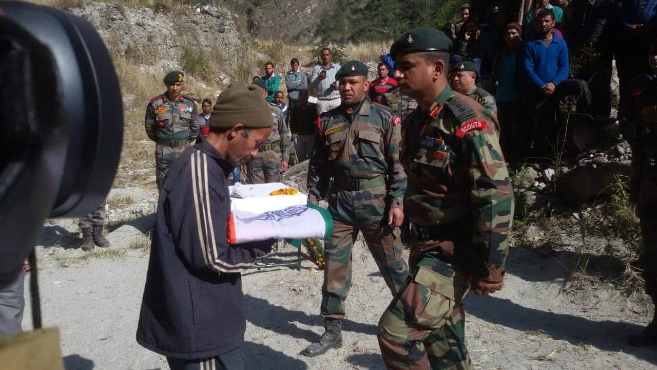 DM Swati Bhadauria Unconscious During Martyr Surjit Funeral in gopeshwar