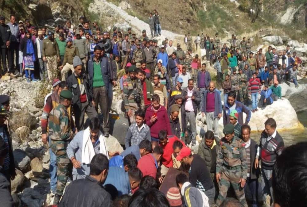 DM Swati Bhadauria Unconscious During Martyr Surjit Funeral in gopeshwar