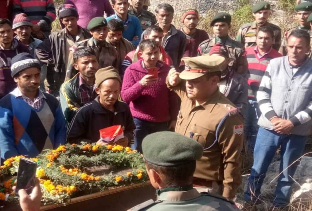 DM Swati Bhadauria Unconscious During Martyr Surjit Funeral in gopeshwar