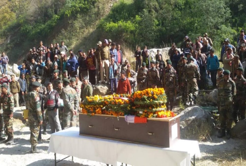 DM Swati Bhadauria Unconscious During Martyr Surjit Funeral in gopeshwar