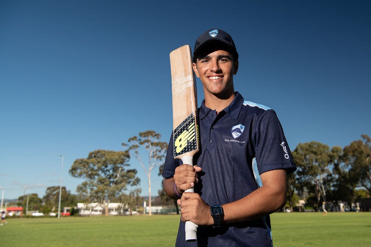ollie davies smashed double century with consecutive sixes in an over