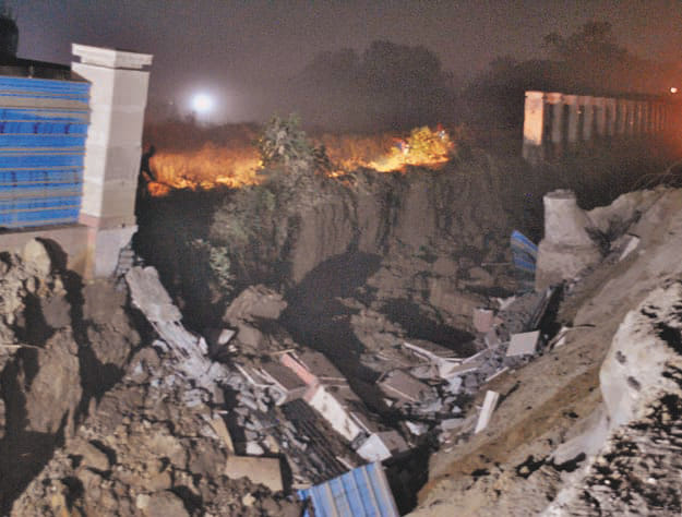 एम्स की दीवार गिरने से अफरातफरी