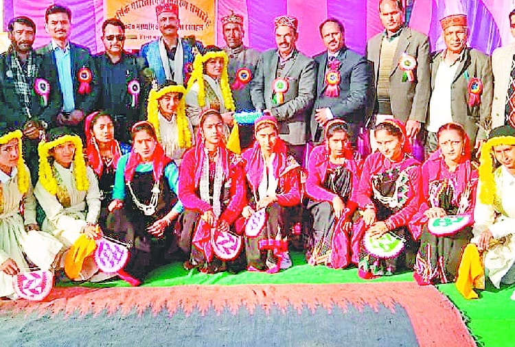 पुरस्कार पाकर चहके होनहार विद्यार्थी