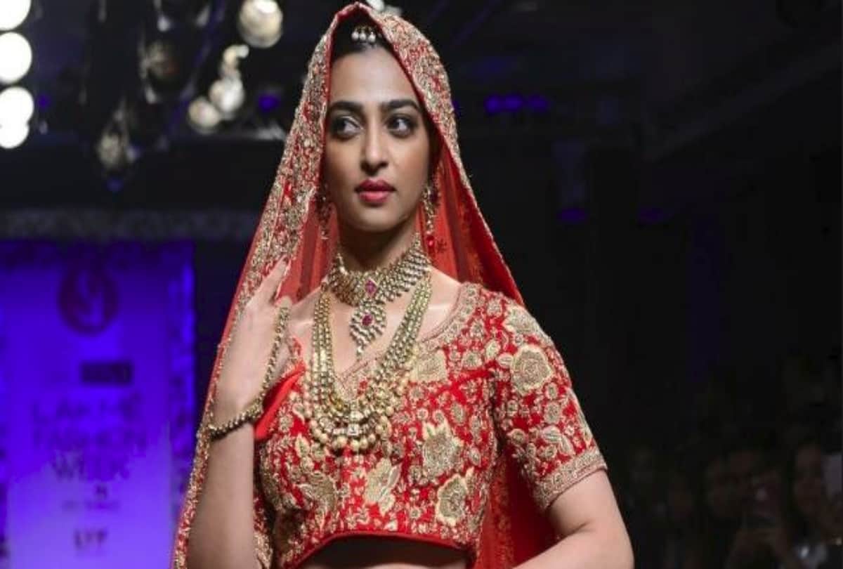 Radhika Apte reveale she wore her grandmother saree for her registered wedding
