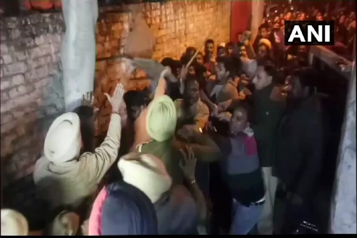 Amritsar: Scuffle breaks out between Punjab police and locals in Hakima Gate area