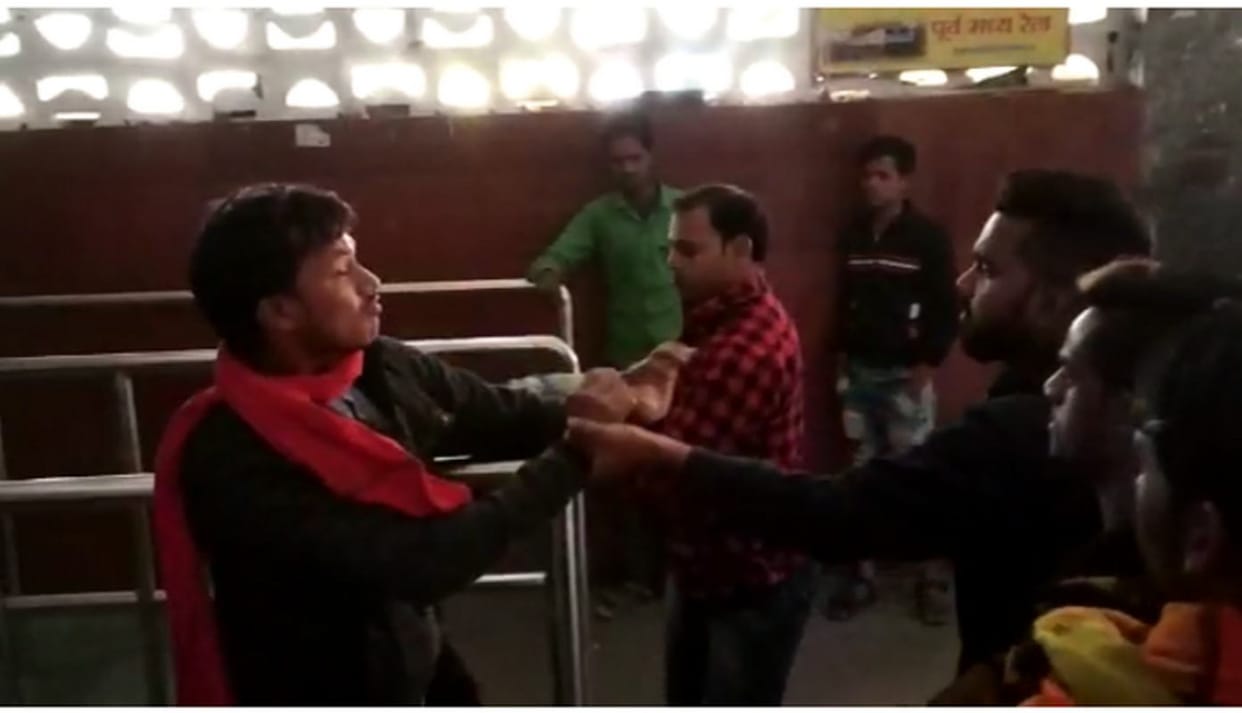 fight at PDDU nagar junction for tatkal ticket