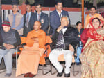  डॉ. रमन सिंह नेे पत्नी बीना सिंह के साथ गोरखनाथ मंदिर में देखा लाइट एंड साउंड शो।