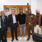 सुरेश रैना पुलिस हेडक्वार्टर जम्मू में डीजीपी दिलबाग सिंह से रूबरू हुए