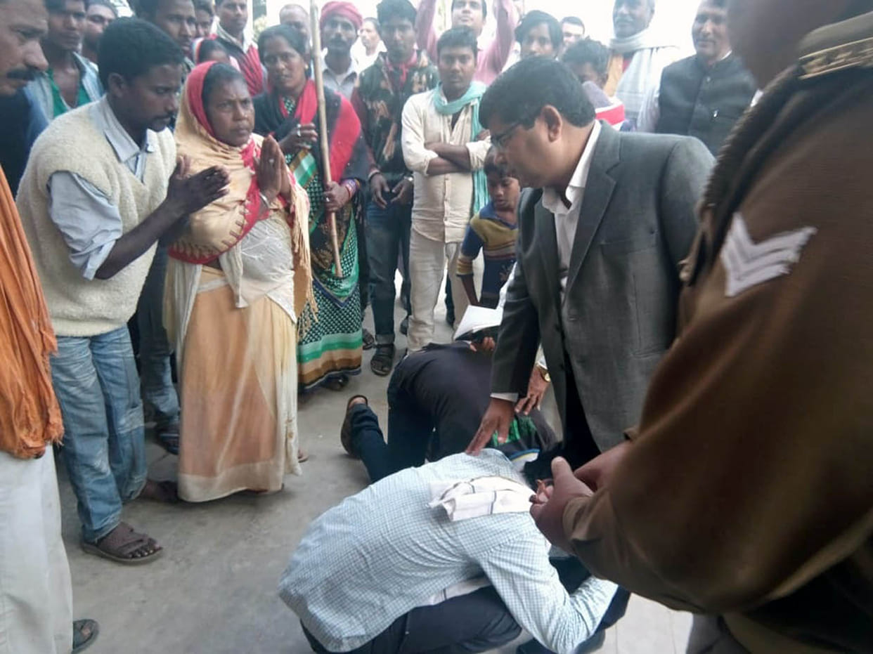 सीआरओ का पैर पकड़ कर रोने लगे सफाईकर्मी
