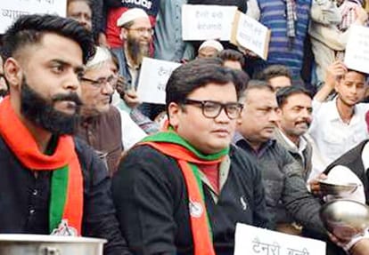 प्रदर्शन करते व्यापारी