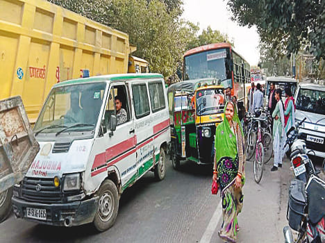 Ambulance stuck in jam, police remained mute