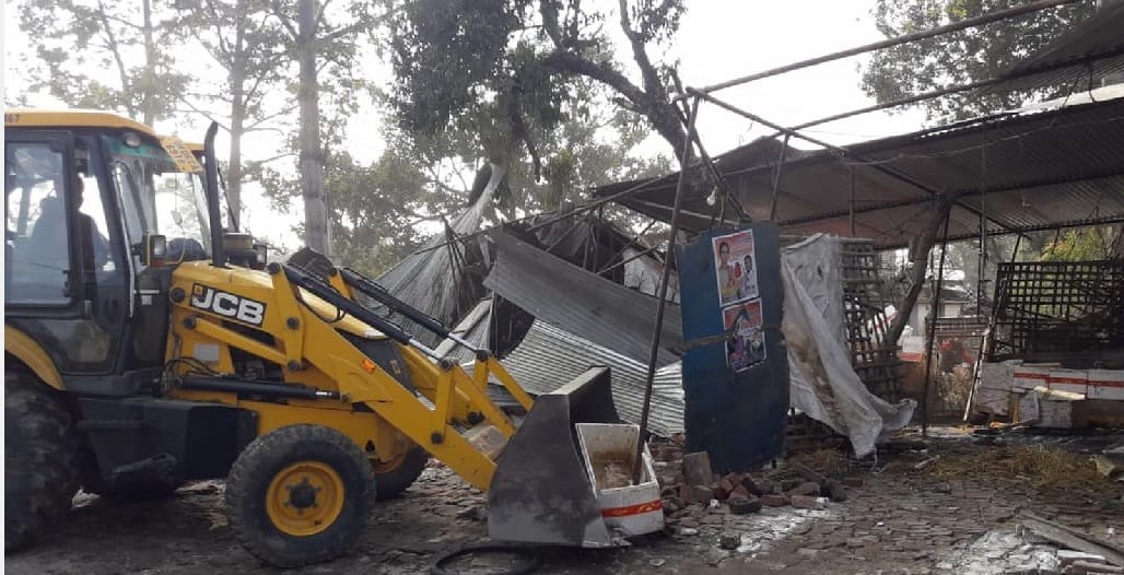 Removal of encroachment on the edge of railway track