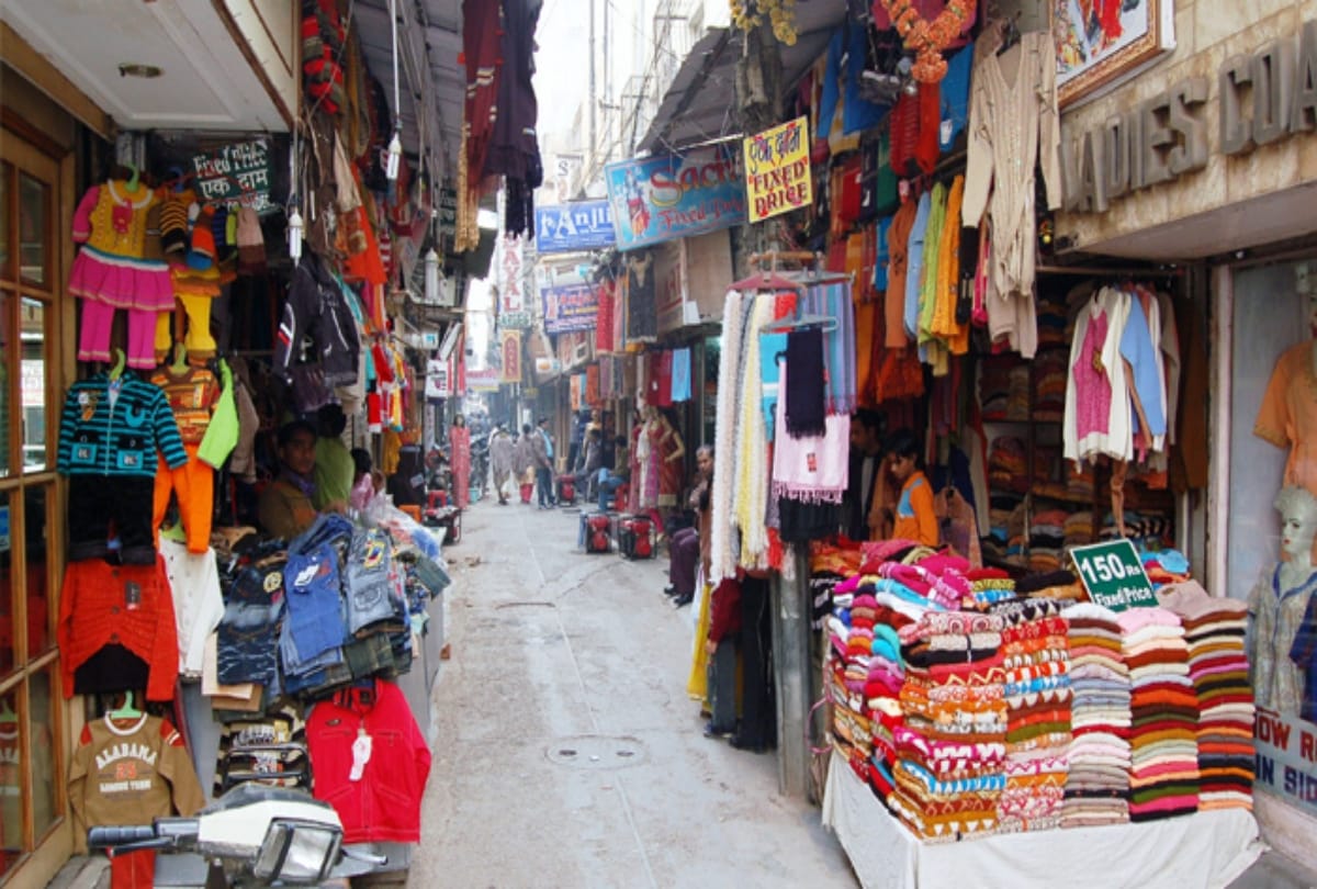 Aam Aadmi Party alleged, a sealed mall in Karol Bagh is operational with the connivance of the Delhi Nagar Nigam