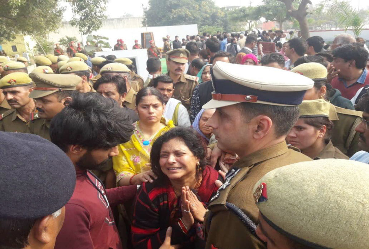 bulandshahr violence inspector subodh kumar's wife crying after his death in etah