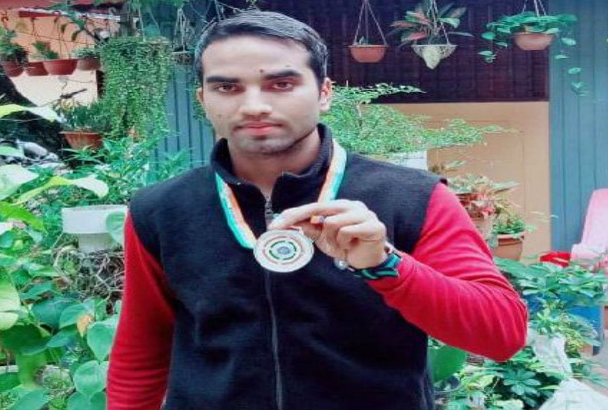 Agra's Daksh winning silver medal in National Shooting Championship
