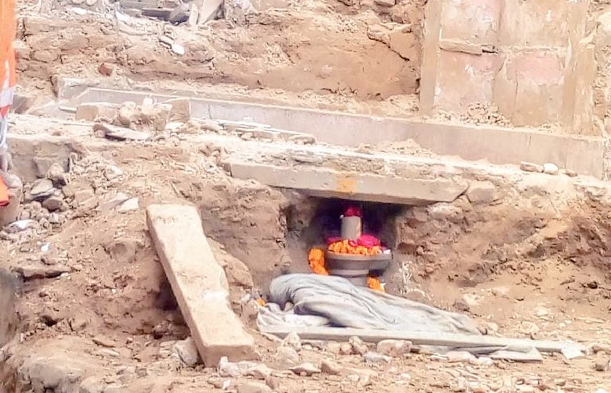 900 years old shivlinga found in Tapti river near Burhanpur