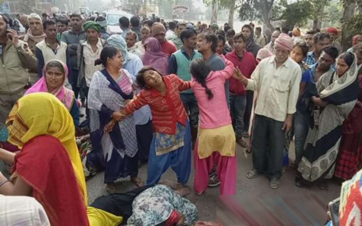 over speed pickup hit cycile in mirzapur father killed son injured